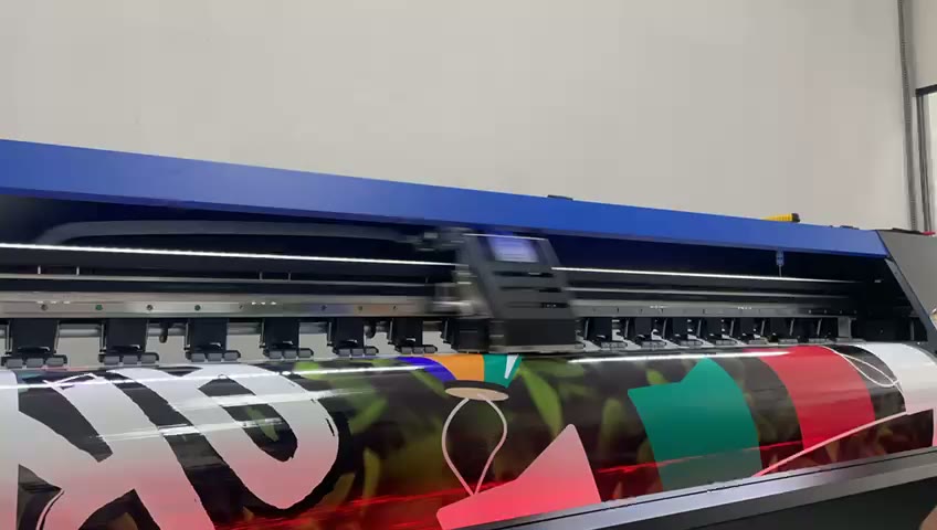 Máquina da Artcs Gráfica imprimindo adesivo